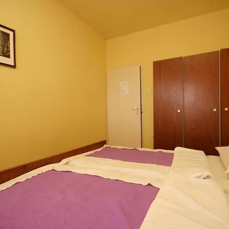 Quadruple Starigrad 6637g